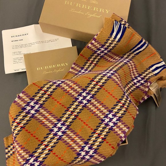 NEW Burberry Scarf 100% Extra Fine Merino Wool - Picture 1 of 4